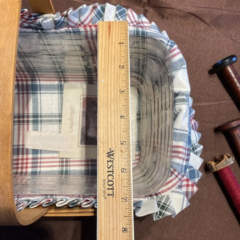 Longaberger basket 2005, comes with vintage wooden bobbin spools (6 spools)